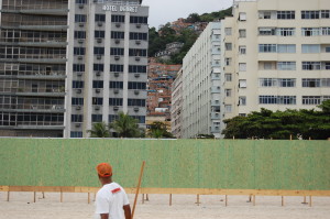 Cartierele sărace se iţesc din spatele hotelurilor de pe plaja Copacabana