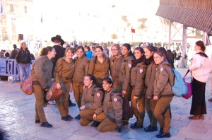 Tinerele din Israel fac 2 ani de serviciu militar obligatoriu. Poză de grup, la plecarea în Armată, surprinsă la Zidul Plângerii din Ierusalim
